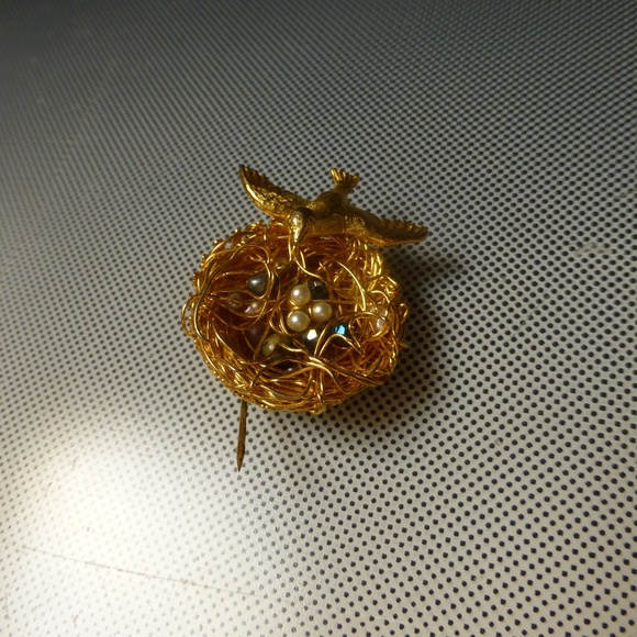 brooch gold wire bird nest mommy bird three pearl jeanne signed - Picture 2 of 6